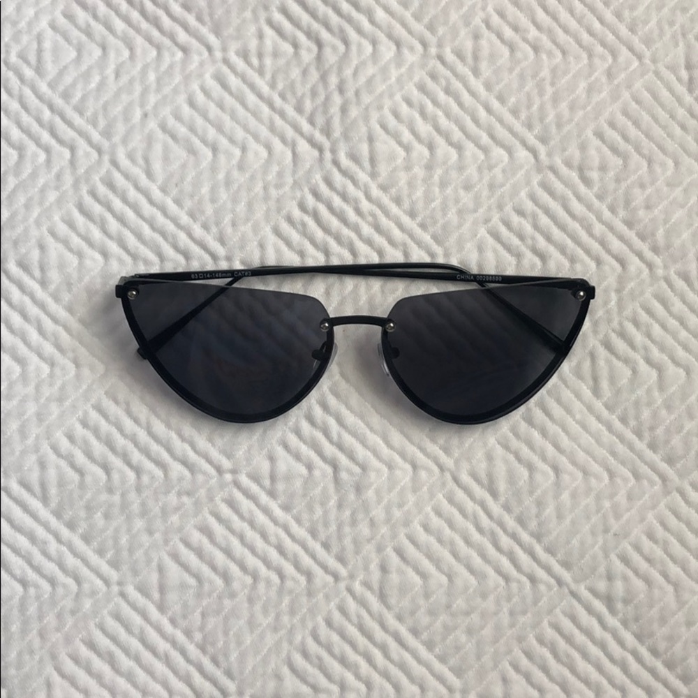 Cat eye shaped sun glasses